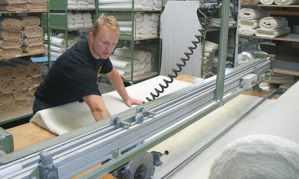 Armin an der Schneidemaschine für Wollmatten